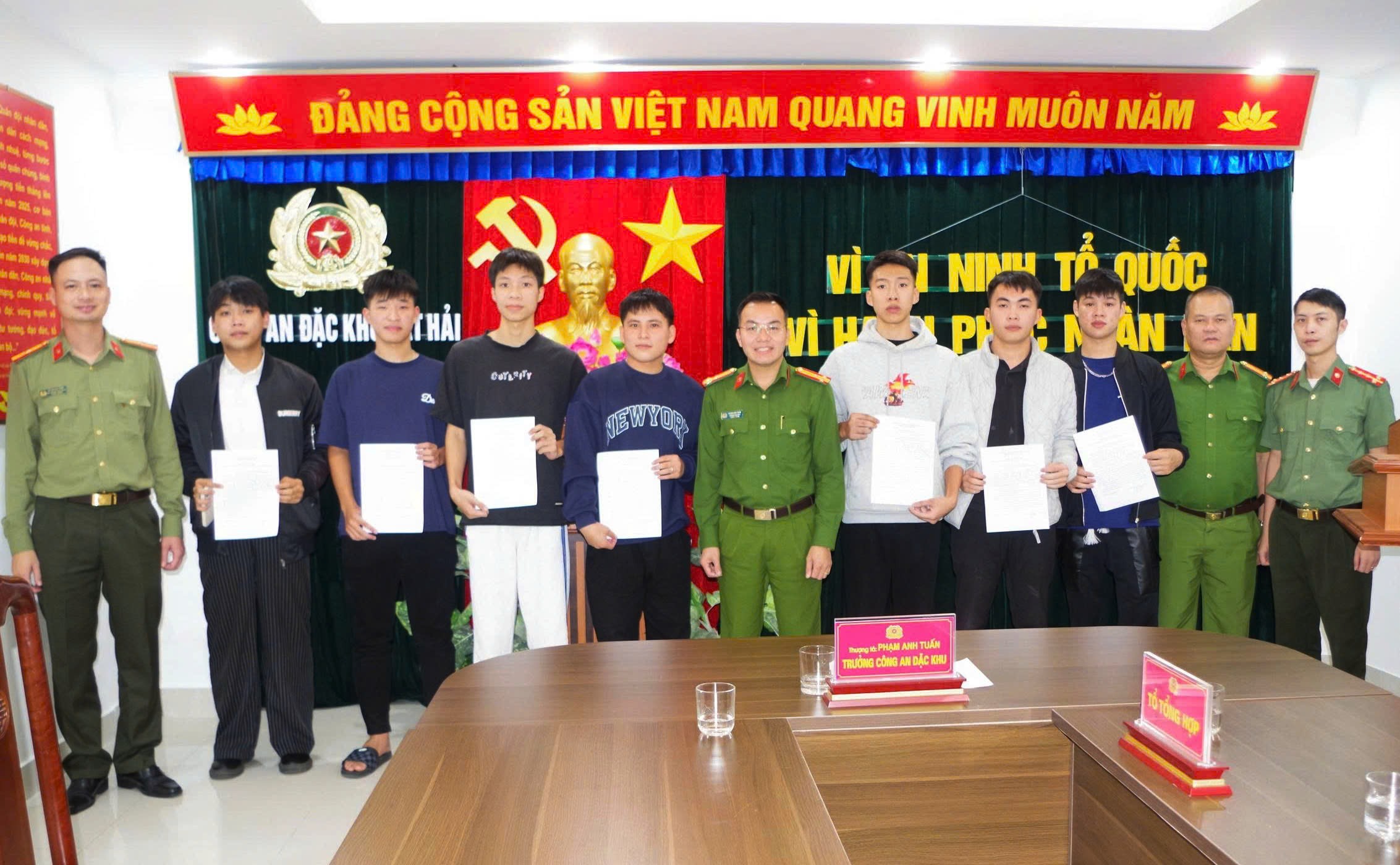 Công an đặc khu Cát Hải: Gặp mặt, động viên 12 thanh niên tình nguyện tham gia nghĩa vụ Công an nhân dân